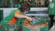 Tienen entre 65 y 86 años y son voluntarios: dedican parte de su tiempo a ayudar a quienes más lo necesitan