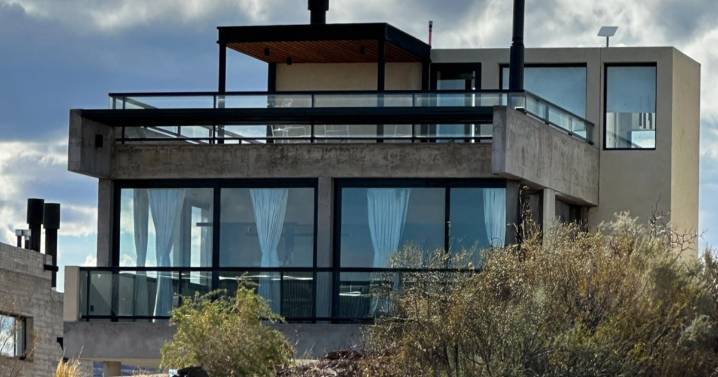 Una casa elevada por pilotes asoma en El Chocón: 100 m2, tres niveles y grandes vistas al lago