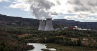 Ayuso planta cara a Sánchez y aumentará las investigaciones sobre energía nuclear que este quiere cerrar