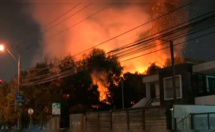Hinchas de U. de Chile realizan banderazo que termina en incendio previo a duelo contra Alianza Lima