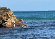 Un ertzaina fuera de servicio salva la vida a un matrimonio en la playa de Ubiarco