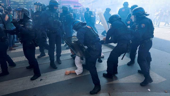 Los sindicatos galos sacan músculo con una protesta masiva contra los recortes