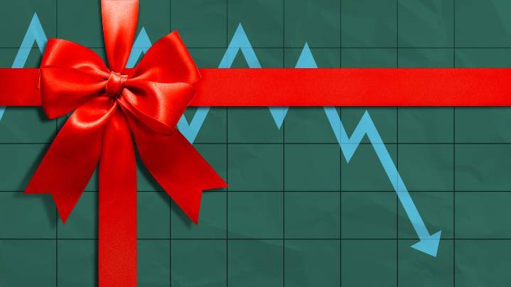 Holiday shoppers plan first spending pullback since 2020, report says
