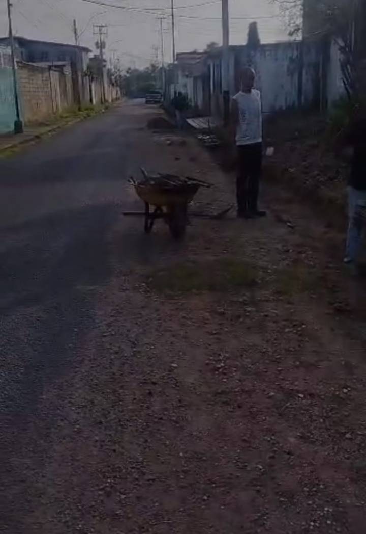 Poder Popular de la calle 6 en La Floreta inicia construcción de aceras y brocales