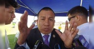 Alcalde de La Joya llega en presunto estado de ebriedad a evento protocolar de entrega de vehículos: "He tomado dos copas, ¿qué hay de malo?"