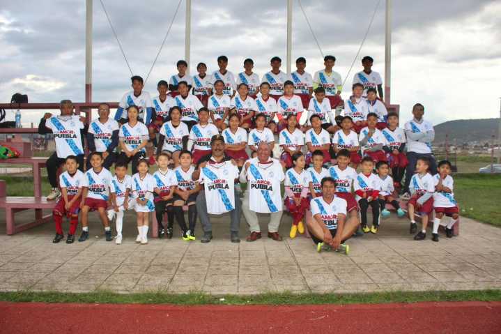 Severiano de la Rosa, entrega uniformes a los primeros jóvenes del Club Puebla Amozoc