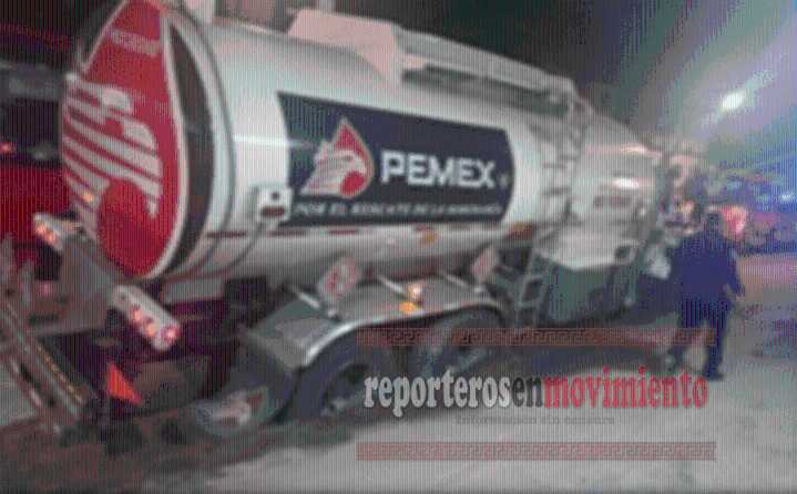 PIPA DE PEMEX CAYÓ EN UN SOCAVÓN EN REPARACIÓN EN LA CDMX