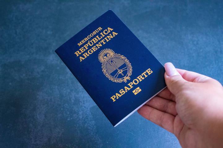 No pueden viajar. Emitieron miles de pasaportes defectuosos y ahora piden a los argentinos que los devuelvan