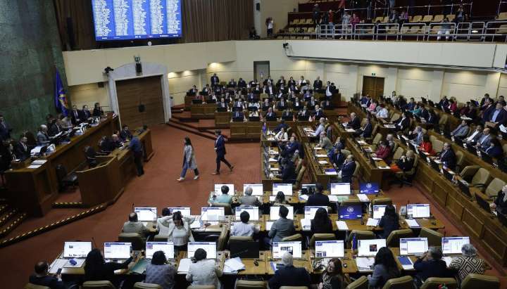 Despachan a ley el proyecto que endurece los requisitos para que migantes puedan votar en elecciones