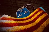 Burriana ultima los preparativos de la Batalla de Flores con la visita a las carrozas participantes
