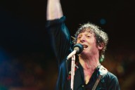 "No quería mitificarlo". Los secretos detrás de la esperada biopic de Bruce Springsteen, un artista entre la creación y sus traumas