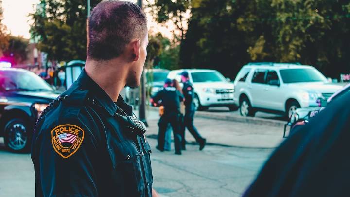 Primer día de clases en UMass Lowell marcado por operativo policial y refugio en el lugar