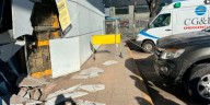 Una mujer intentó estacionar su camioneta, perdió el control y terminó chocando contra un supermercado