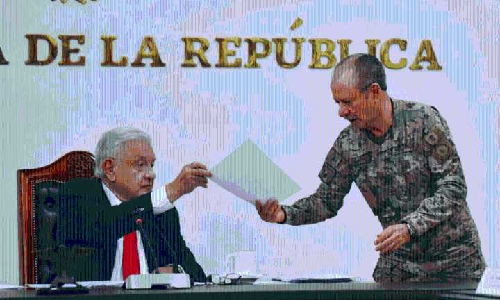 Escándalo de huachicol: explican por qué “protegen” a alto mando de AMLO