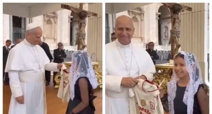 Papa León XIV firma camiseta de Universitario de Deportes y posa junto a ella 