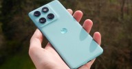 Con este Motorola de pantalla curva olvidarás al Samsung A36: 3 cámaras que graban en 4K, buena IA y hecho en CUERO