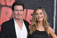 Reconciliados. El abrazo de Charlie Sheen y Denise Richards, a dos décadas de su escandalosa separación