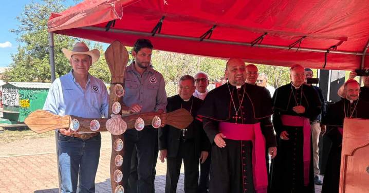 Reciben con ofrendas al Monseñor Cerra Luna en Imuris