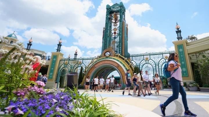 Muere hombre tras intentar subirse a montaña rusa de parque Universal Epic Universe