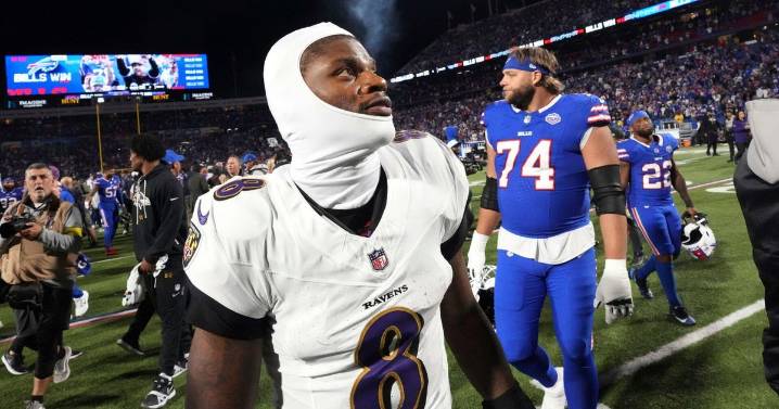 Baltimore Ravens' Lamar Jackson apologizes to the fan he exchanged shoves with last weekend