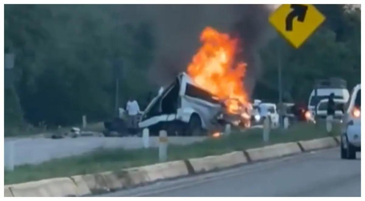 Suman 16 muertos en choque entre autobús de pasajeros y tráiler en la carretera Mérida