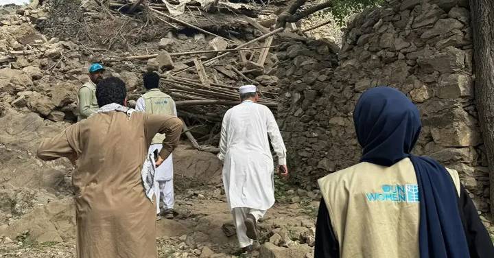Aunque sean vistas, no reciben ayuda de los rescatistas: la cruda realidad de las mujeres en Afganistán tras devastador terremoto