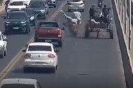 Una moto con tres ocupantes chocó con un carro tirado a caballo