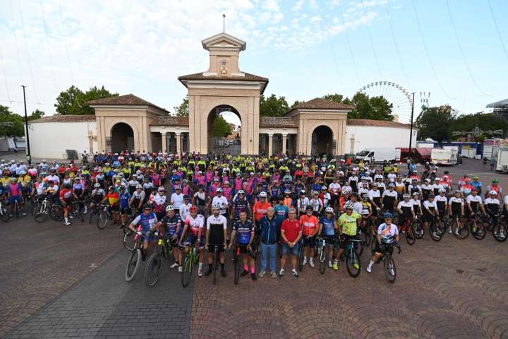 Más de 400 personas participan en la quedada para aficionados de la Escuela ciclista Ciudad de Albacete