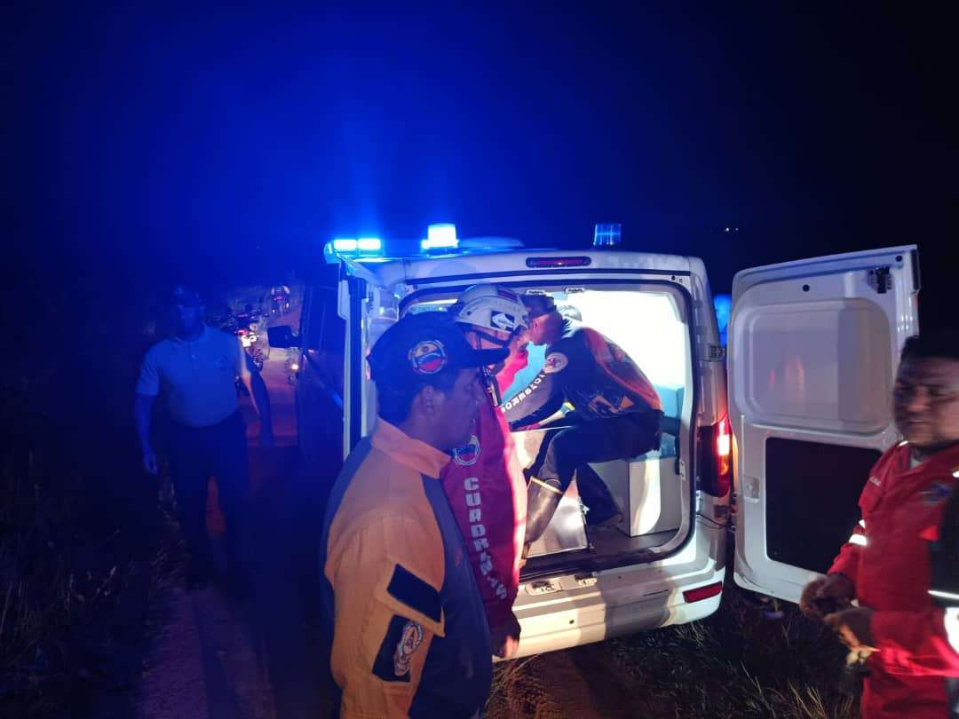 En Zulia: rescatan a 16 personas atrapadas en crecida de río en Baralt