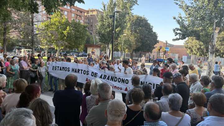Cerca de 200 vecinos de Zaragoza protestan por el "peligroso" nuevo carril bici de La Almozara