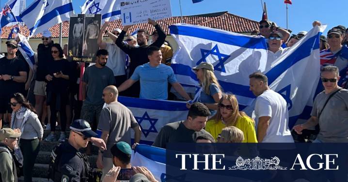 Bondi Beach paddle-out tension as Palestine, Israel protesters face off