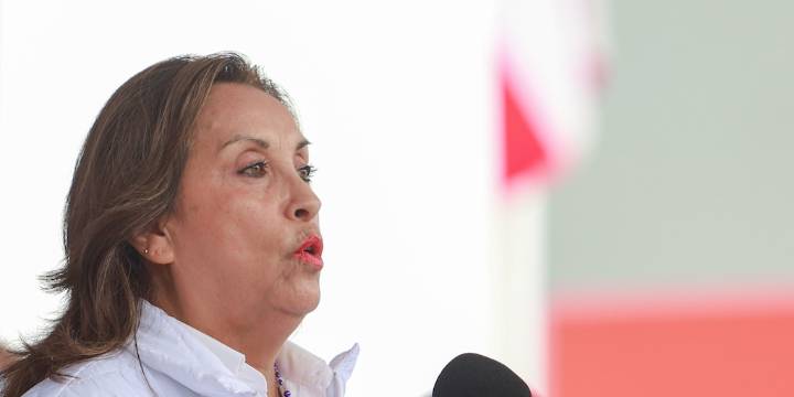 Dina Boluarte: “A aquellos fiscales que abren carpetas por doquier, sin sentido jurídico, les decimos que no nos distraen”