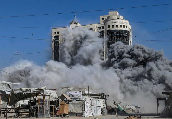 Israel ataca otro rascacielos en la ciudad de Gaza: "Cogí lo que llevaba puesto y salí"