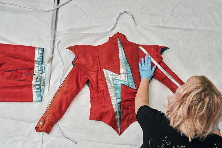 David Bowie vuelve a Londres convertido en museo: 90.000 piezas para santificar a Ziggy Stardust