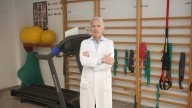 Miguel Alonso, jefe de Rehabilitación del Hospital de A Coruña: "Prescribimos ejercicio terapéutico a nuestros pacientes todos los días»