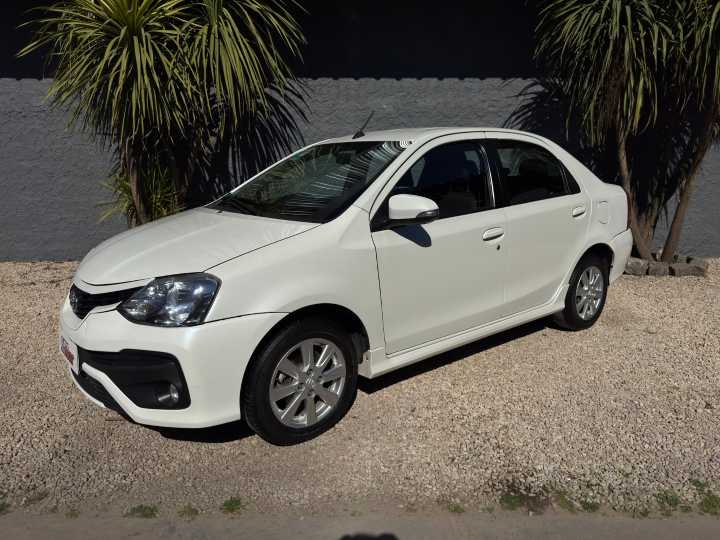 Ahora si, date el gusto con «Autos Oscar» y este Toyota Etios 1.5 4p Xls 4 At