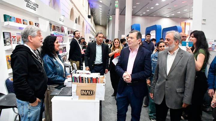 El gobernador Zamora hizo un recorrido por la XV Feria Provincial del Libro en el Fórum