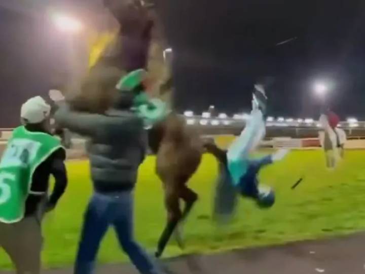 El impactante video del momento en el que un caballo golpea a su jockey, que sale volando inesperadamente