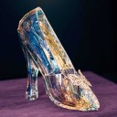 El zapato de cristal de Cenicienta y el casco de Iron Man en una exposición por el centenario de Disney