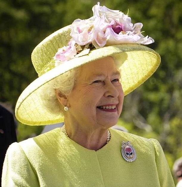 Civil service 'seriously considered' telling Queen that bears defecate in woods