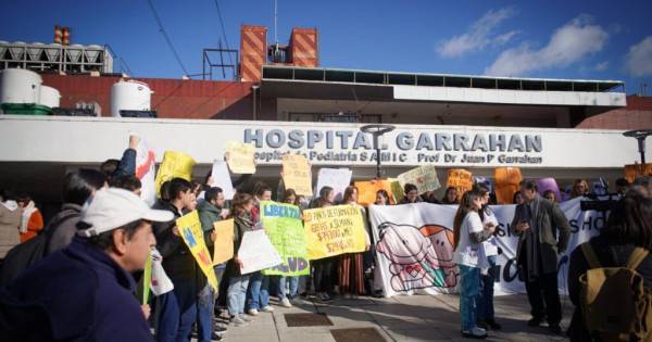 "Vamos a vetarlo nosotros en la calle": trabajadores del Garrahan y la Universidad convocan a un ruidazo nacional