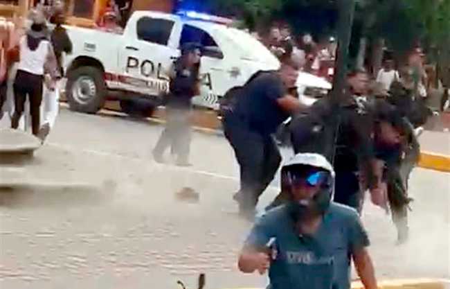 VIDEO: Desarma a policía y dispara sin control en Tequila