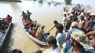Un barco de rescate que llevaba víctimas de la inundaciones en Pakistán vuelca dejando nueve personas muertas