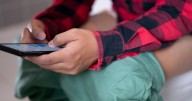Using Your Phone on Toilet May Give You Hemorrhoids: Study