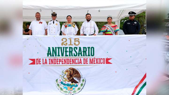 Preside Blanca Merari el desfile de Independencia en Puerto Morelos, muestra de fervor patrio