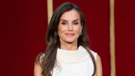La reina Letizia confirma que el vestido negro es el mejor aliado para estilizar la figura a los 50+