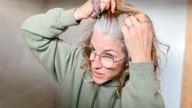 Cómo hacer un tinte casero de romero y orégano para tapar las canas y rejuvenecer el cabello