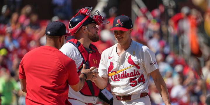 Gray takes no-hit bid into 6th as Cards beat Giants 4