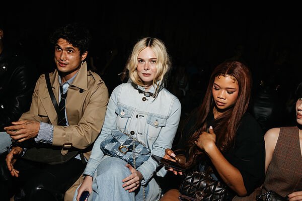 Elle Fanning recupera el "Olsen Tuck", el truco de estilo más sencillo (y cool) que existe para el pelo largo