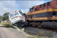 Tren embiste a camión de pasajeros en Comonfort, Guanajuato y deja cinco muertos